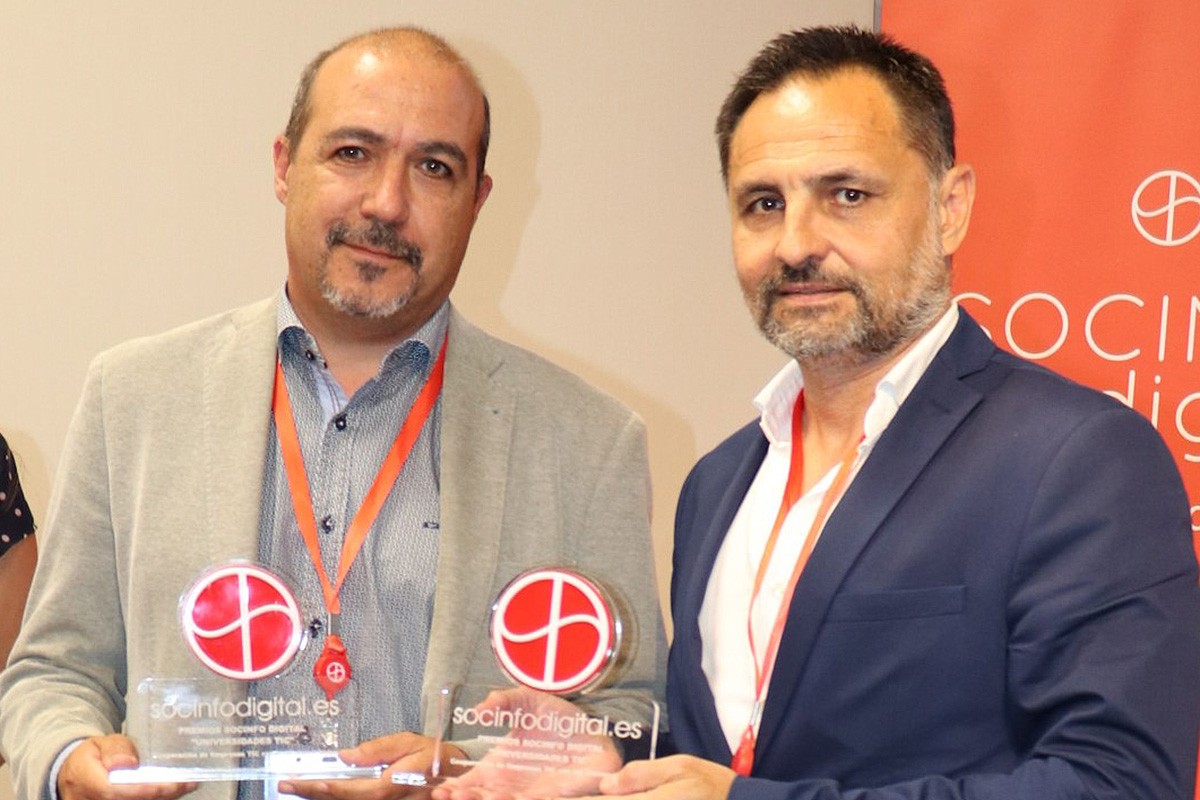 Joan Busquiel i Baptista Borrell, amb el premi que han guanyat la UVic i Seidor